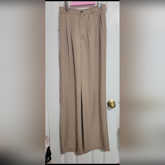Reformation Mason Pant in Khaki - Picture 2 of 7